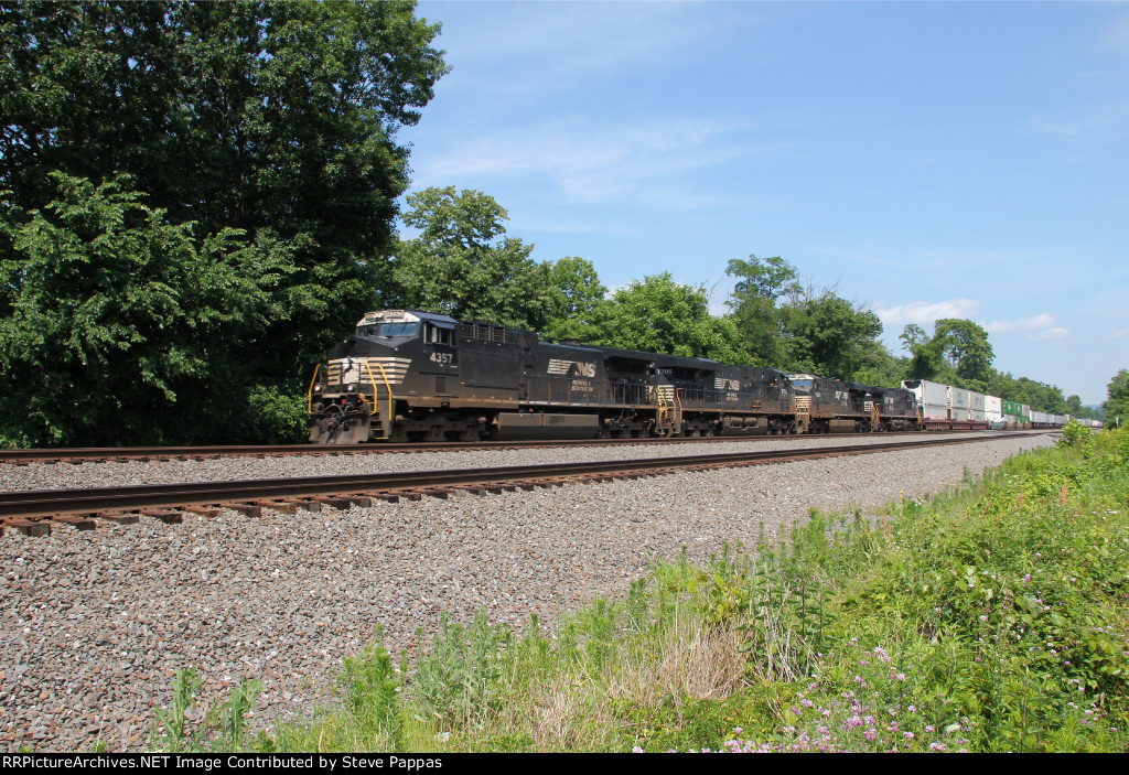 NS 4357 leads train 21M West at MP116